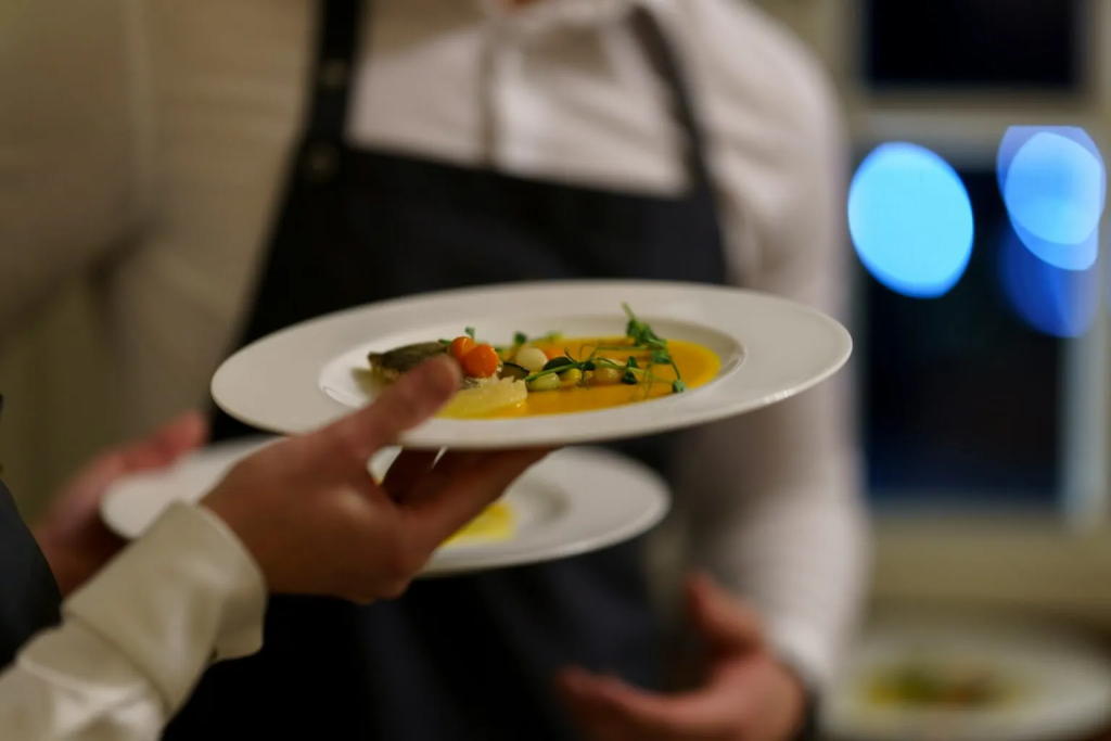 Comment servir à table dans un restaurant ?